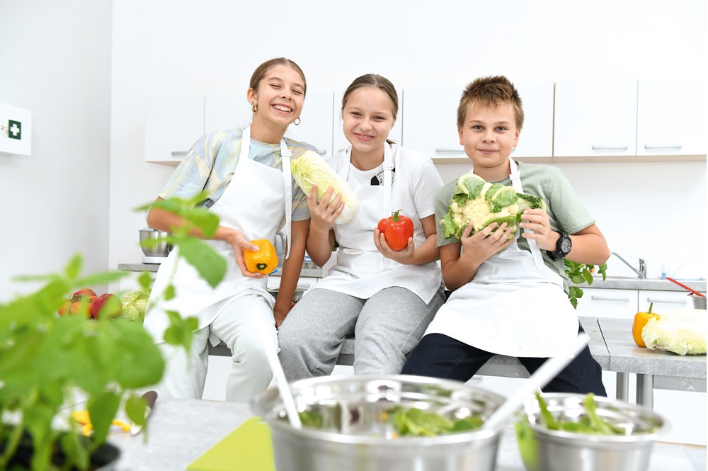 Dzieci na zajęciach kulinarnych